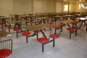 Mesas em granito fixas com cadeiras acopladas