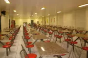 Mesas de granito fixas com cadeiras giratórias