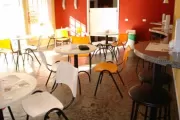 Mesas redondas com cadeiras em polipropileno