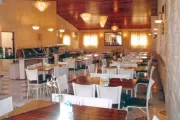 Mesas em MDF e cadeiras florença ratan para restaurantes