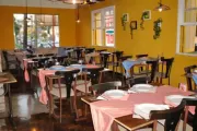Cadeiras e mesas para pizzarias