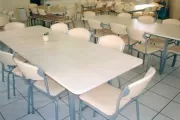 Mesas em MDF e cadeiras estofadas para confeitarias