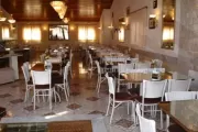 Mesas e cadeiras com ratan para confeitarias