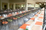 Conjunto de mesas e cadeiras do refeitório