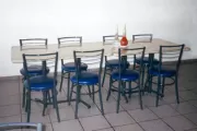 Mesas de granito com cadeiras milano para o cliente 
