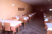 Mesas e cadeiras para serem usadas em restaurantes