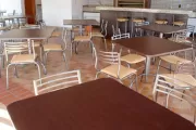 Conjunto de mesas e cadeiras para salão de festas de condomínio