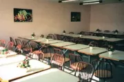 Mesas fixas com tampo em MDF para refeitórios coletivos