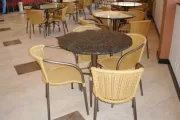 Mesas em granito com cadeira arte ratan para café