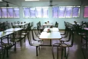 Mesas fixas usadas em refeitórios