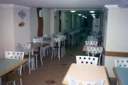 Mesas e cadeiras usadas em lanchonetes