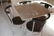 Cadeira modelo rena wood e mesa em granito