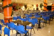 Mesas e cadeiras para praça de alimentação
