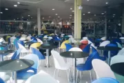 Mesas e cadeiras para shopping