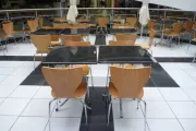 Cadeiras e mesas para shopping