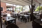 Cadeiras em madeira e ratãn e mesas em madeira maciça para restaurantes