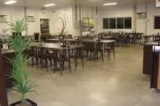 Cadeiras em madeira e ratãn e mesas em madeira maciça para restaurantes