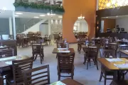 Cadeiras e mesas para shopping