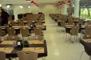 Cadeiras em mdf e mesas em madeira mdf para restaurantes