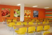 Mesas e cadeirasem polipropileno para restaurantes indústriais