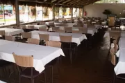 Cadeiras Blum ratan e mesas em MDF para restaurantes