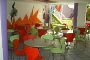 Cadeiras e mesas para buffet infantil