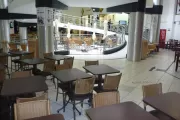 Cadeiras e mesas para shopping