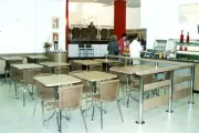 Cadeiras em ratan e mesas em MDF para restaurantes