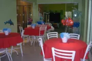 Cadeiras e mesas para buffet