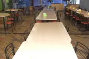 Conjunto de mesas e cadeiras