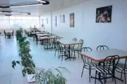 Conjunto de mesas e cadeiras para refeições coletivas 