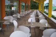 Conjunto de mesas em granito e cadeiras em polipropileno