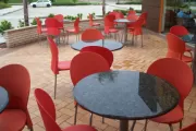 Conjunto de mesas em granito e cadeiras em polipropileno