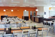 Cadeiras e mesas para buffet